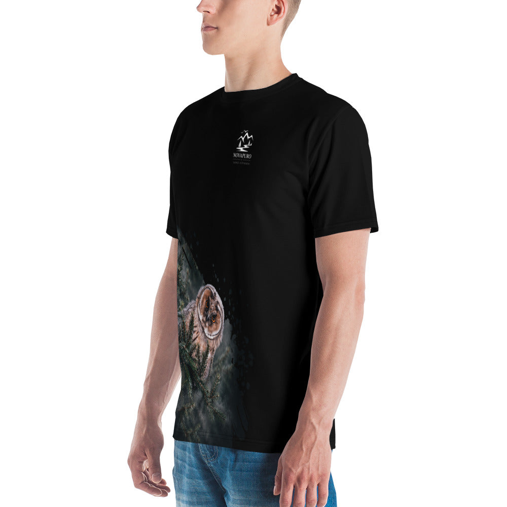 A man wearing the black Novapuro x Jarno Virtanen premium men's t-shirt featuring a Nordic long-eared owl chick print on the lower side.