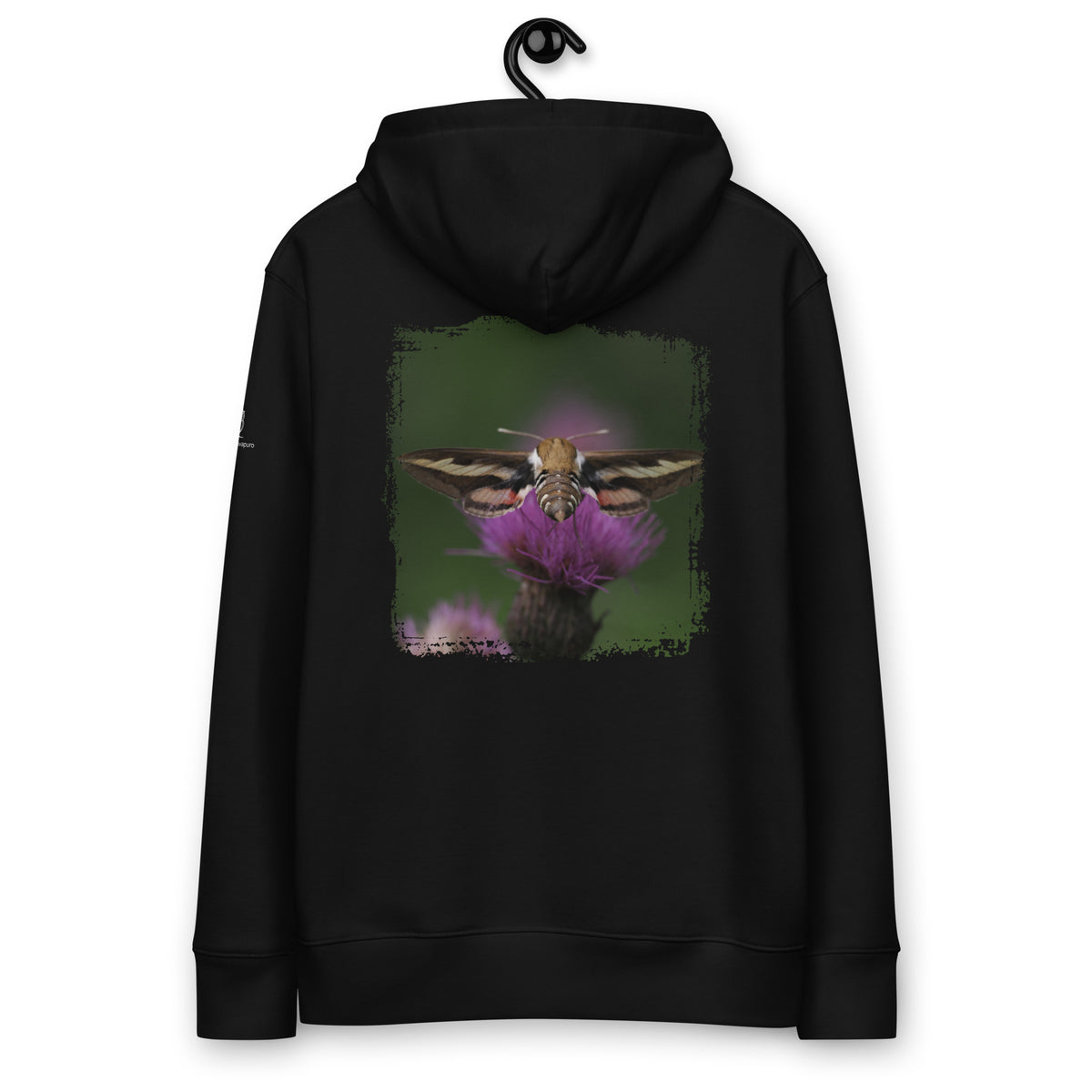 Musta luomupuuvillahuppari, jonka selkäpuolella on upea valokuva horsmakiitäjästä. Kestävä ja ekologinen Tarja x Novapuro unisex-huppari luonnonystävälle.