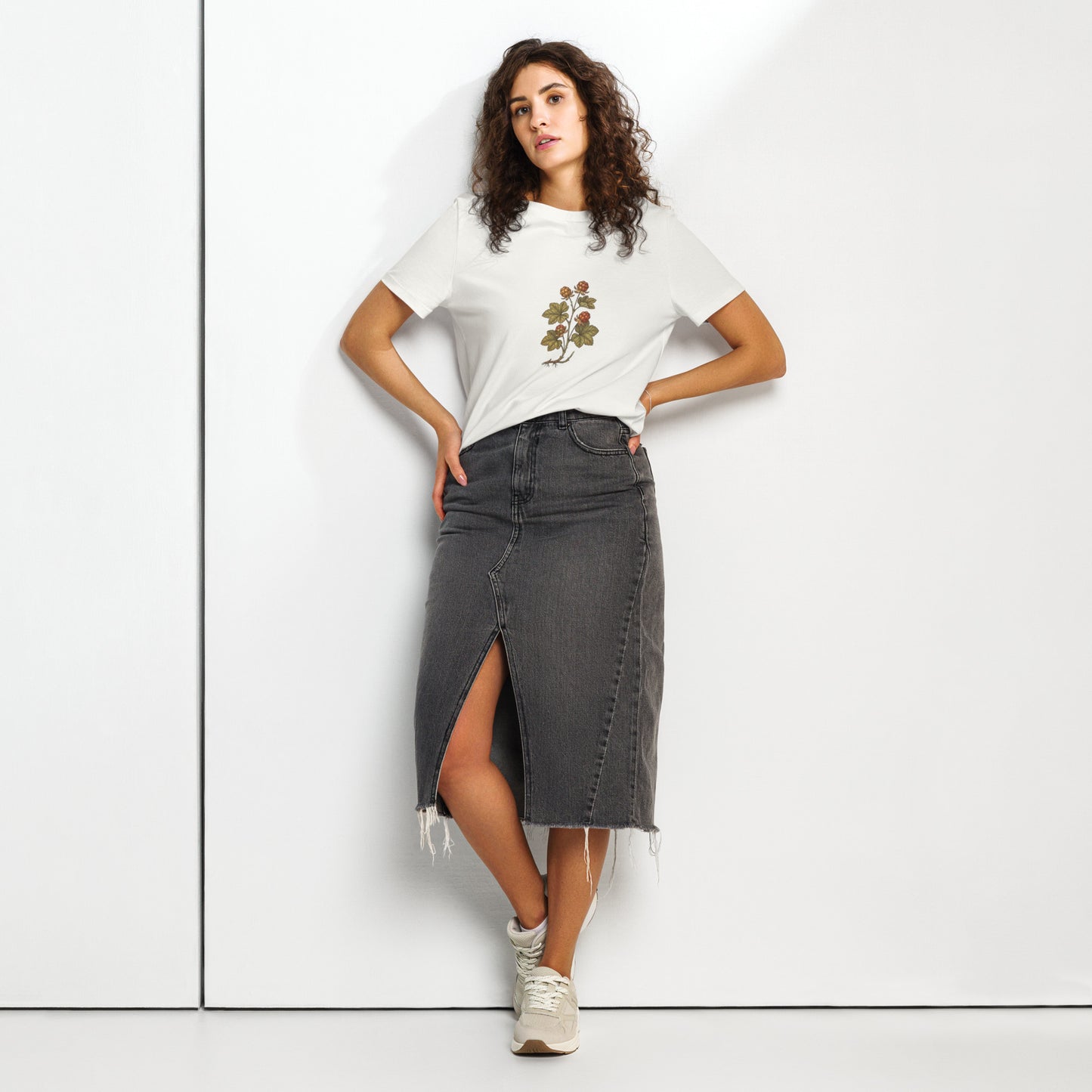 Woman modeling the Novapuro Nordic Cloudberry organic cotton t-shirt with a vintage botanical design.